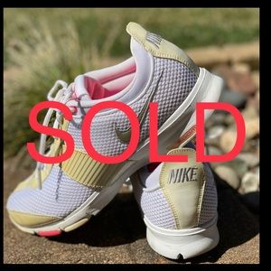 Nike Women’s Zoom TRNER ESSNTL II Running Shoe 11.